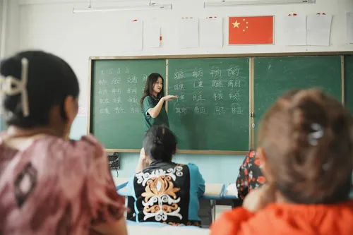 江西财经大学“江新比心”民族团结实践团助力推广国家通用语言文字