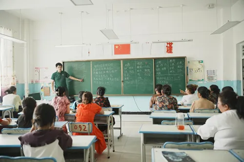 江西财经大学“江新比心”民族团结实践团助力推广国家通用语言文字