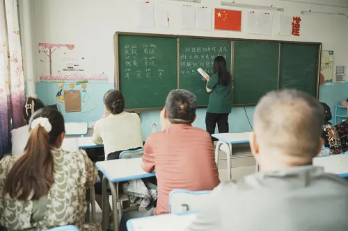 江西财经大学“江新比心”民族团结实践团助力推广国家通用语言文字