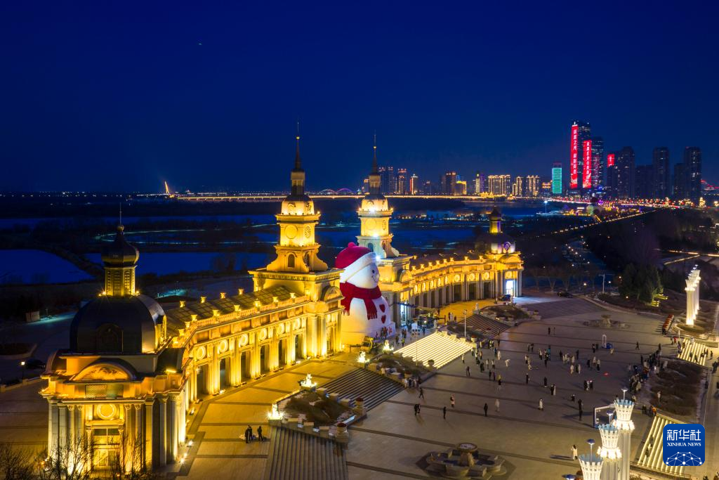 “冰城”大雪人亮相 “冰城”大雪人亮相