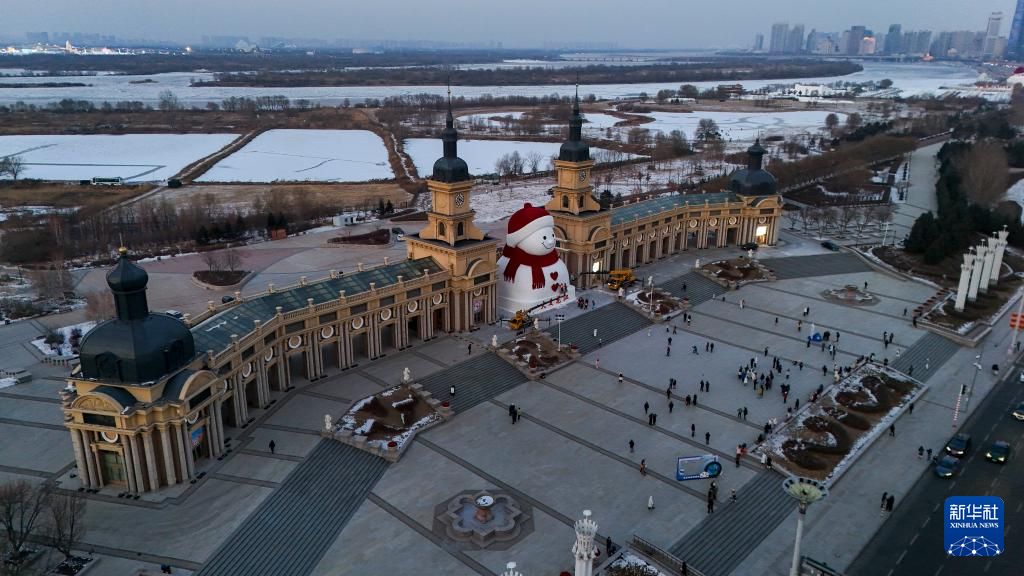 “冰城”大雪人亮相 “冰城”大雪人亮相