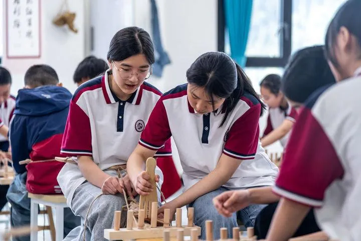 浇花浇根 育人育心 浇花浇根 育人育心