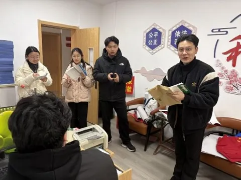 走出“书本里的法条”,触摸“有温度的正义” —— 大一法学生深入街道与崇义馆开展法治研学 image2_sm.jpeg