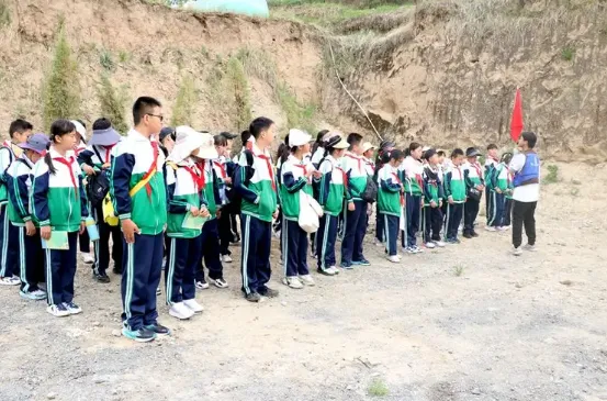 重走长征路 礼赞十岁行——西宁市沈那小学成长礼研学活动在湟源小高陵举行 image.png