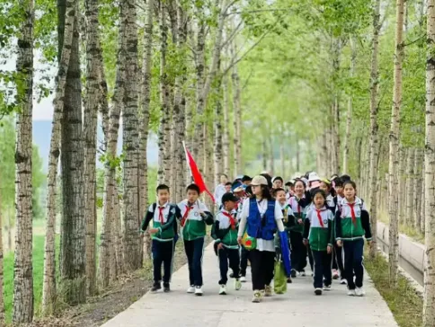 重走长征路 礼赞十岁行——西宁市沈那小学成长礼研学活动在湟源小高陵举行 image.png