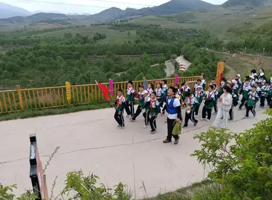 重走长征路 礼赞十岁行——西宁市沈那小学成长礼研学活动在湟源小高陵举行 image.png